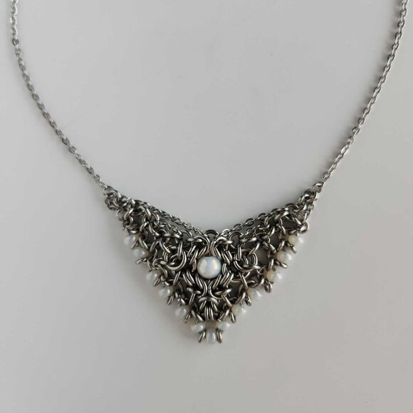 Vintage V-shaped white pearl chain mail necklace with a small silver chain - Picture 9 of 11